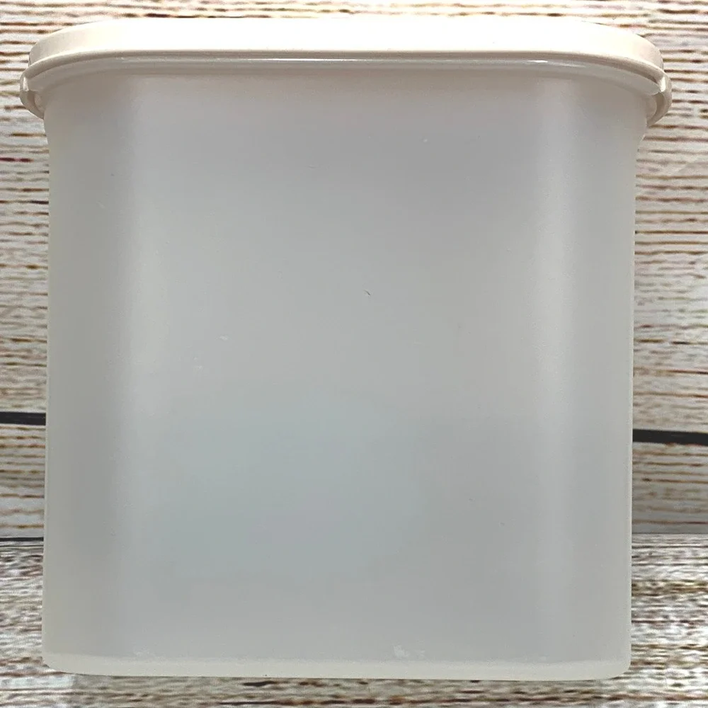 Tupperware rectangular container